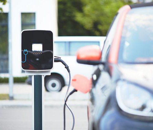 Ile kosztuje samochód elektryczny i jego ładowanie?